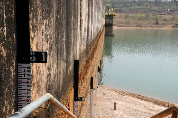 Adasa prepara aumento de tarifa para quem não economizar água no DF