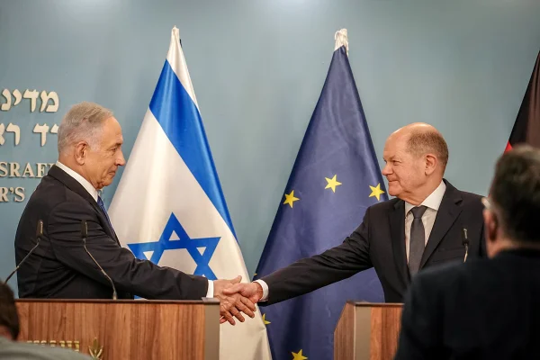 O chanceler alemão Olaf Scholz cumprimenta o primeiro-ministro israelense Benjamin Netanyahu