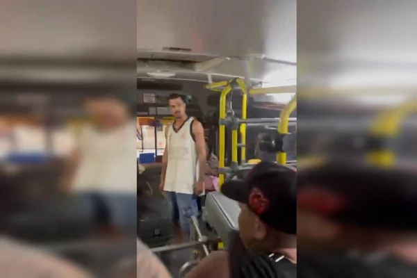 homem com a camisa do Vasco dentro de ônibus