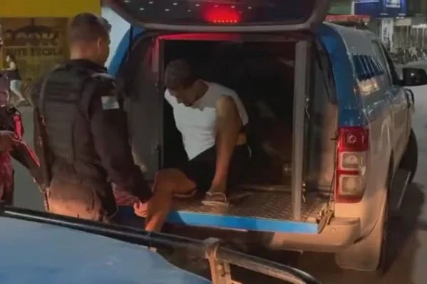Imagem colorida de homem em viatura da PM 250 passagens pela polícia - Metrópoles