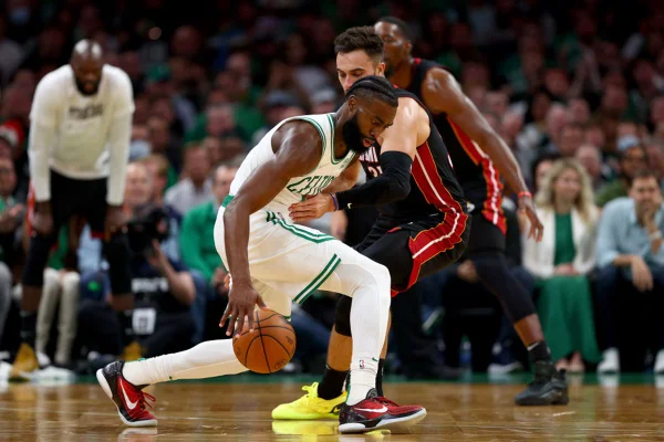 Jogador do Celtics avança contra jogador do Heat