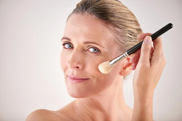 Pele madura: confira sete dicas de make para mulheres acima de 60 anos