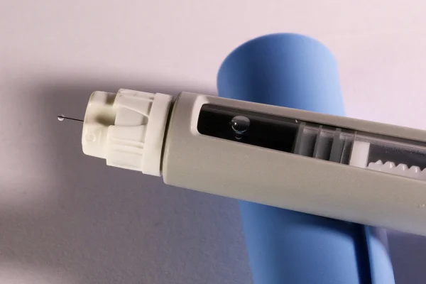 Imagem mostra caneta GLP1 com agulha acoplada - Metrópoles