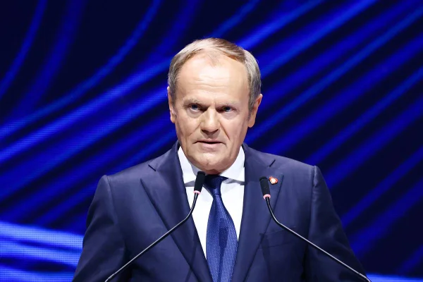 Imagem colorida mostra o primeiro-ministro da Polônia, Donald Turk, discursando durante evento realizado no país europeu - Metrópoles