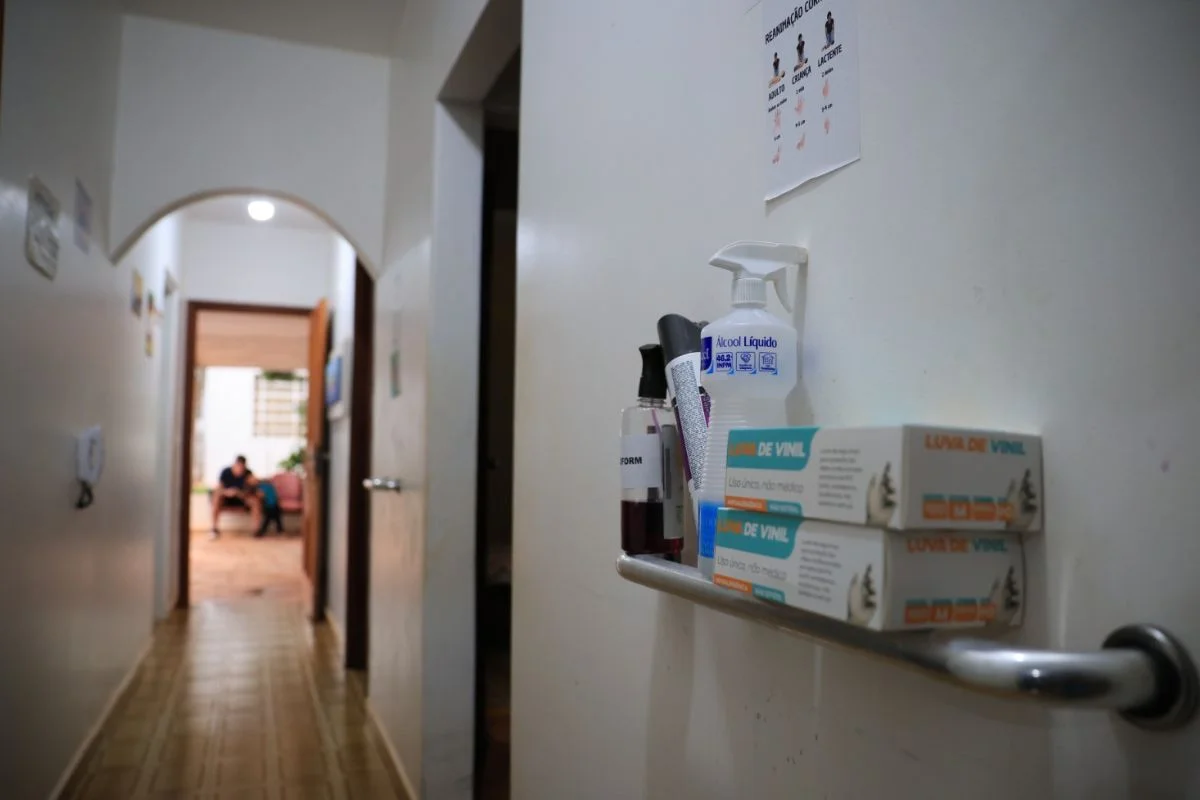 Idosa foi encontrada com “bicheira” na gengiva, infecção causada por larvas de moscas. Outros 12 idosos foram resgatados em casa de repouso - Metrópoles Idosa foi encontrada com “bicheira” na gengiva, infecção causada por larvas de moscas. Outros 12 idosos foram resgatados em casa de repouso - Metrópoles