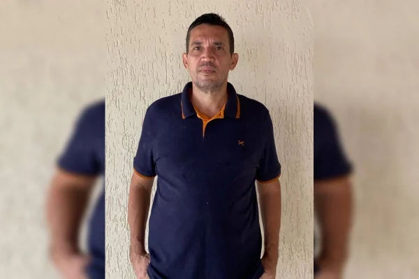 Foto colorida de homem com gola polo