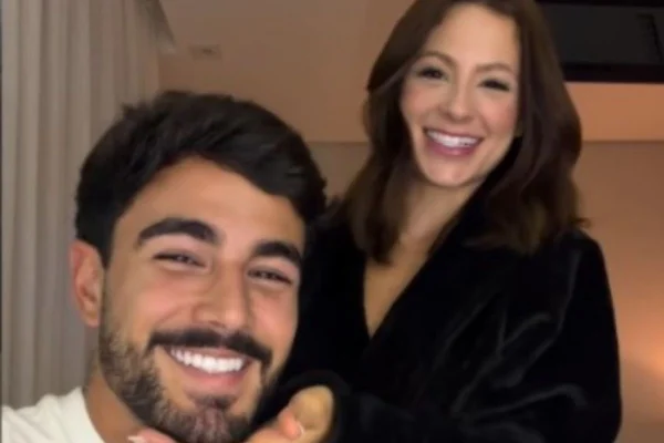 Foto colorida do casal de influenciadores Nathalia Valente e Yuri Meirelles.