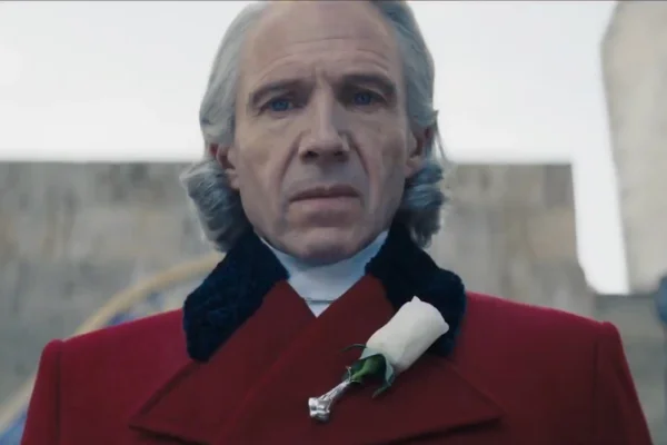 Ralph Fiennes Maya como Presidente Snow em Jogos Vorazes: Amanhecer na Colheita