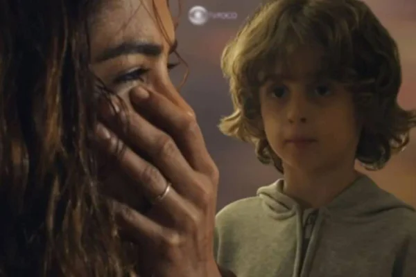 Montagem de Brisa com as mãos no rosto e seu filho, Tonho, ao lado - Metrópoles