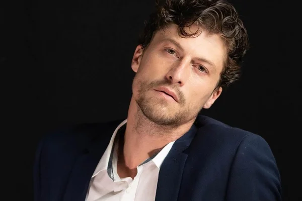 Ricardo Merini posa de blazer preto e camisa solcial branca - Metrópoles