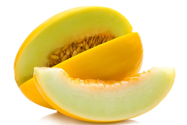 Foto colorida de melão e uma fatia da fruta - Metrópoles