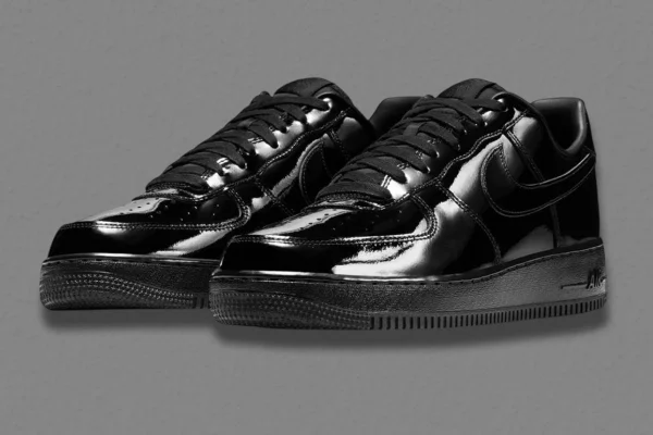 Nike Air Force 1 Low Black Patent tenis sneaker para usar com terno - metrópoles