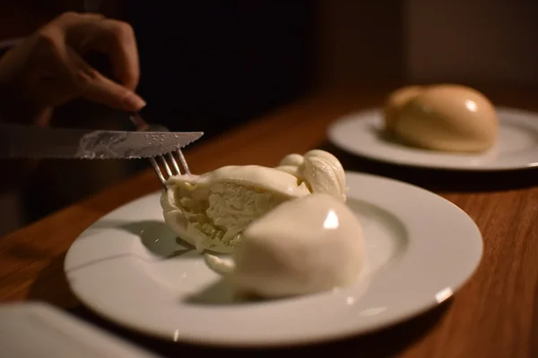 Entenda a diferença entre muçarela, burrata e stracciatella