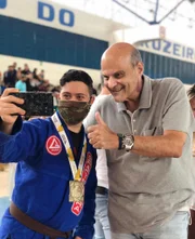 Paco Britto tira foto com medalhista da competição Paco Britto tira foto com medalhista da competição