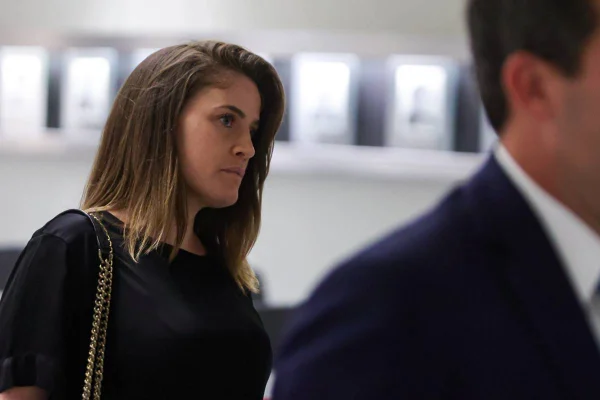Filha de Adriana Villela chega ao STJ para julgamento da mãe
