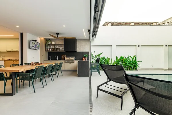 Foto da sala de jantar da casa após a reforma