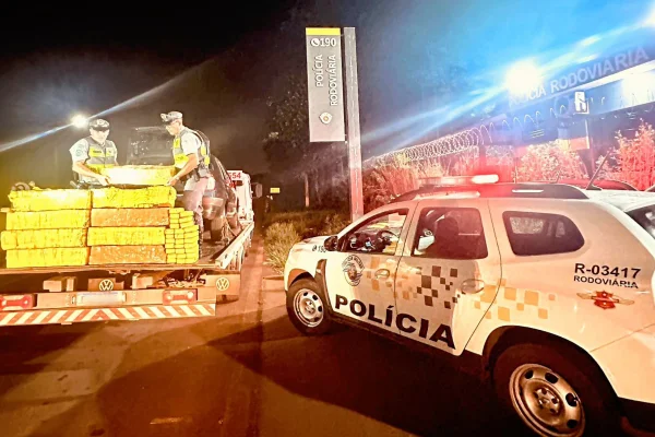 Imagem colorida de apreensão da Polícia Militar (PM) a caminhão guinchado com 200 kg de maconha. - Metrópoles