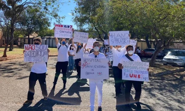 Alunos de medicina da UnB protestam por retomada de aulas práticas