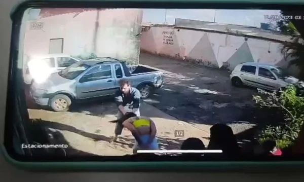 Câmeras flagram momento em que homem atira pra cima e arrasta mulher pelos cabelos