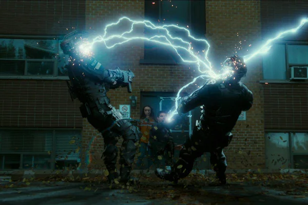 Cena de ação com raios e lasers do filme Code 8 Parte 2 - Metrópoles