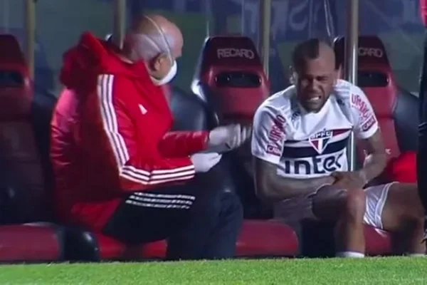 Daniel Alves com dor no braço