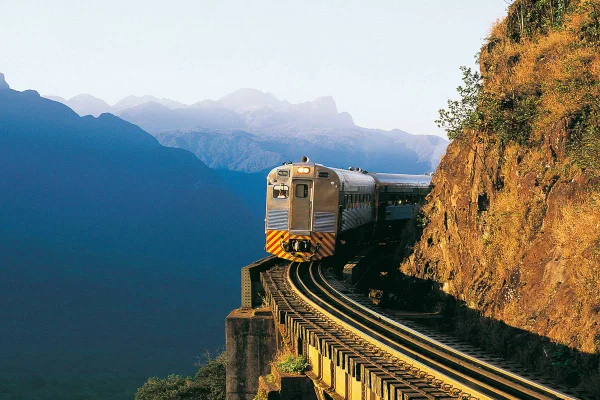 Foto colorida de trem em ferrovia - Metrópoles