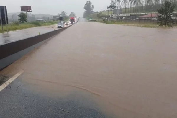Imagem mostra agua da chuva interditando trecho da rodovia BR-040 - Metrópoles