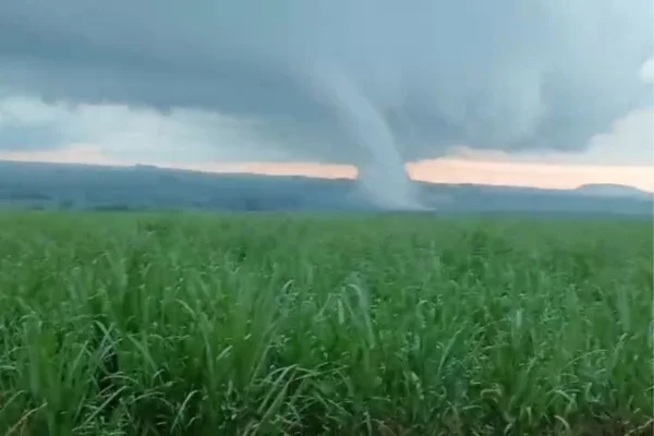 Imagem colorida mostra tornado landspout no interior de SP. Metrópoles