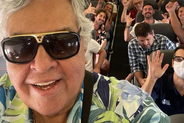 Foto colorida de Sidney Magal de óculos no avião - Metrópoles