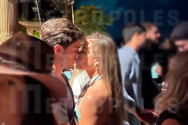 Antes de encontro, affair de Flávia Pavanelli é visto aos beijos com modelo