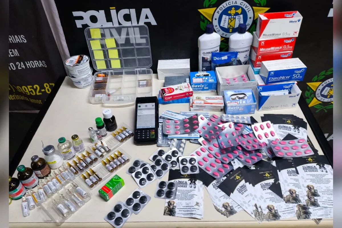 Durante a fiscalização da clínica Amor Animal Vet, os policiais encontraram medicamentos de uso veterinário vencidos expostos para comercialização Durante a fiscalização da clínica Amor Animal Vet, os policiais encontraram medicamentos de uso veterinário vencidos expostos para comercialização
