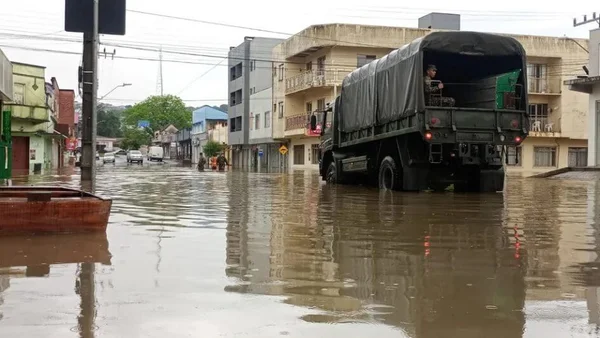 Jovem tem suspeita de leptospirose após enchetes