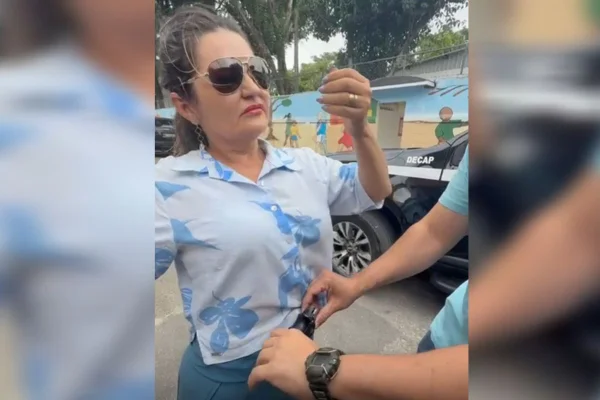 Imagens coloridas mostram mulher branca, de óculos escuros, camisa azul clara, com uma arma na cintura que é retirada por um policial