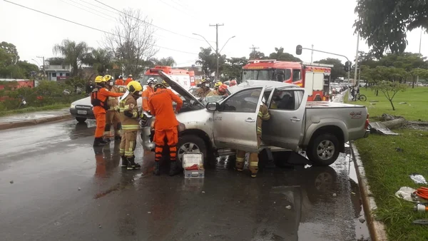 Vídeo. Caminhonete fica destruída após batida na Vila Telebrasília