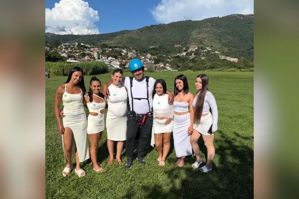 Imagem colorida mostra o motoboy Ivan Rocha, de 36 anos, e suas 7 mulheres - Metrópoles