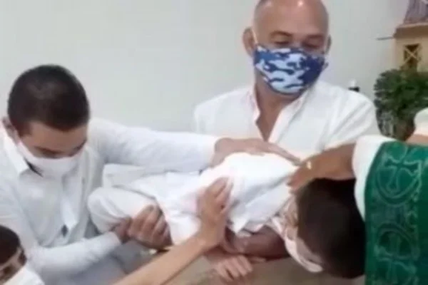 garoto é batizado