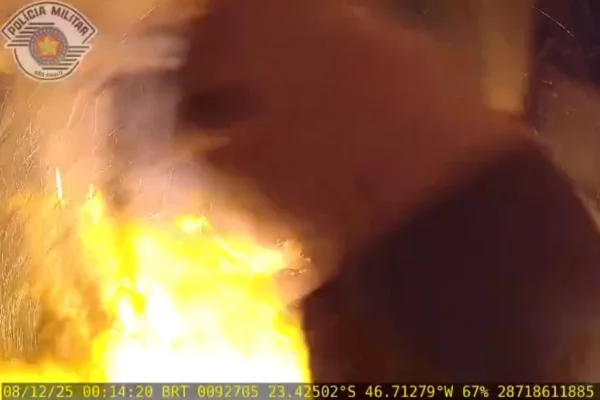 Captura de vídeo que mostra momento da explosão que feriu 5 PMs em São Paulo. - Metrópoles