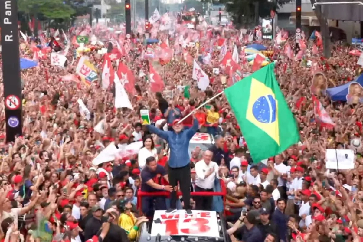 Lula segura Constituição e Bandeira do Brasil enquanto canta o Hino na Paulista Lula segura Constituição e Bandeira do Brasil enquanto canta o Hino na Paulista