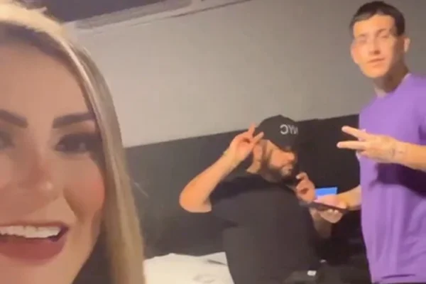 Print de um vídeo de Andressa Urach. Na imagem, a modelo está com o filho Arthur Urach e o fotógrafo Anderson Nogueira - Metrópoles