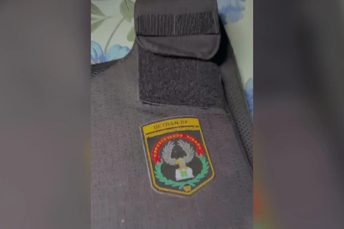 Com a dupla foi localizado um colete balístico do Detran-DF Com a dupla foi localizado um colete balístico do Detran-DF