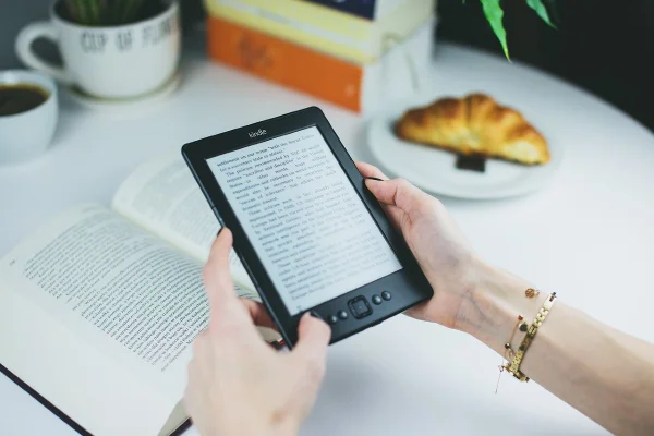 Pessoa lendo no Kindle
