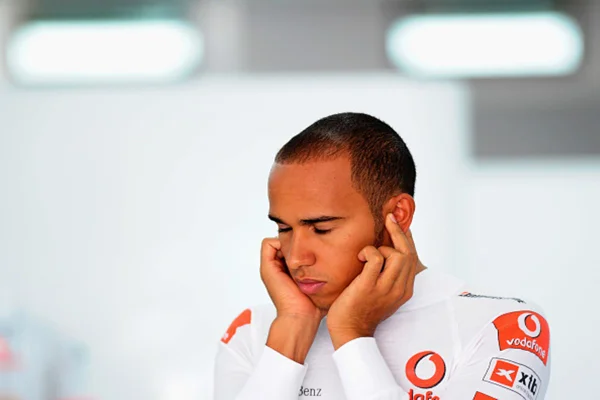 Imagem colorida de Lewis Hamilton na McLaren