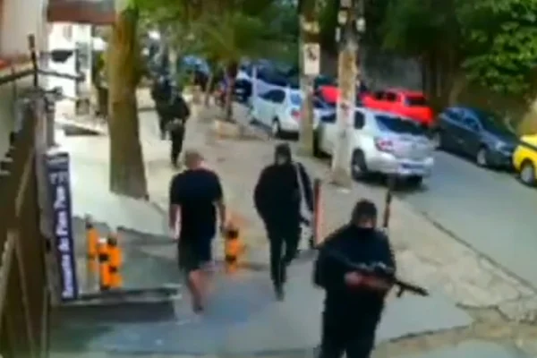Gaza? Encapuzados, milicianos ostentam fuzil e invadem lojas no Rio