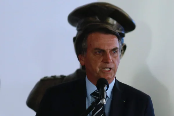 Após convocação de protestos, Bolsonaro cancela visita a universidade