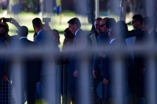 A apoiadores, Bolsonaro defende corte de R$ 2 bilhões do Fundão