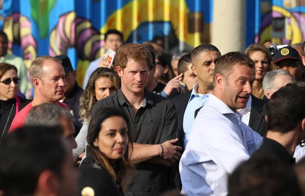 Príncipe Harry na Cracolândia? 7 rolês aleatórios da realeza no Brasil