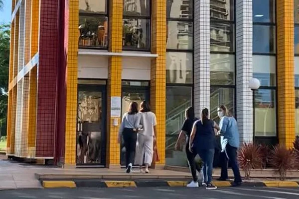 Vídeo. Michelle Bolsonaro leva filha Laura ao McDonald’s neste domingo