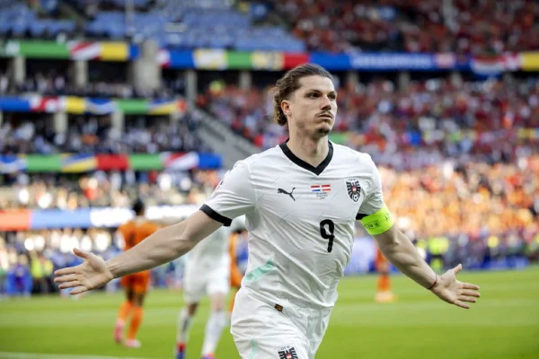 Imagem colorida jogo entre Áustria e Holanda- Metrópoles