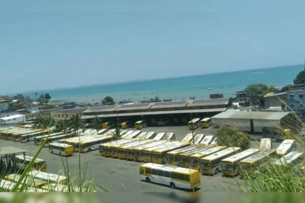 Semob diz que “adesivação clandestina” impediu saída de ônibus em Salvador