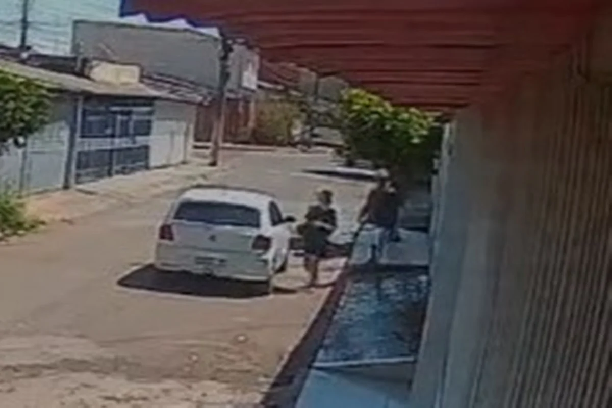 Leonardo e a jovem entrando no carro Leonardo e a jovem entrando no carro